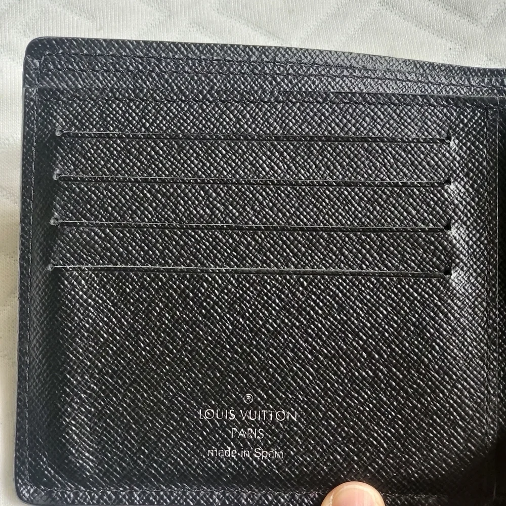 Louis Vuitton Epi Leather Bifold Wallet.. Authentic!!